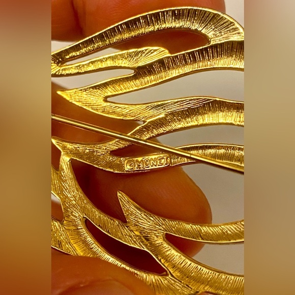 Elegant Gold Leaf Brooch. Stamped Monet - Picture 3 of 4